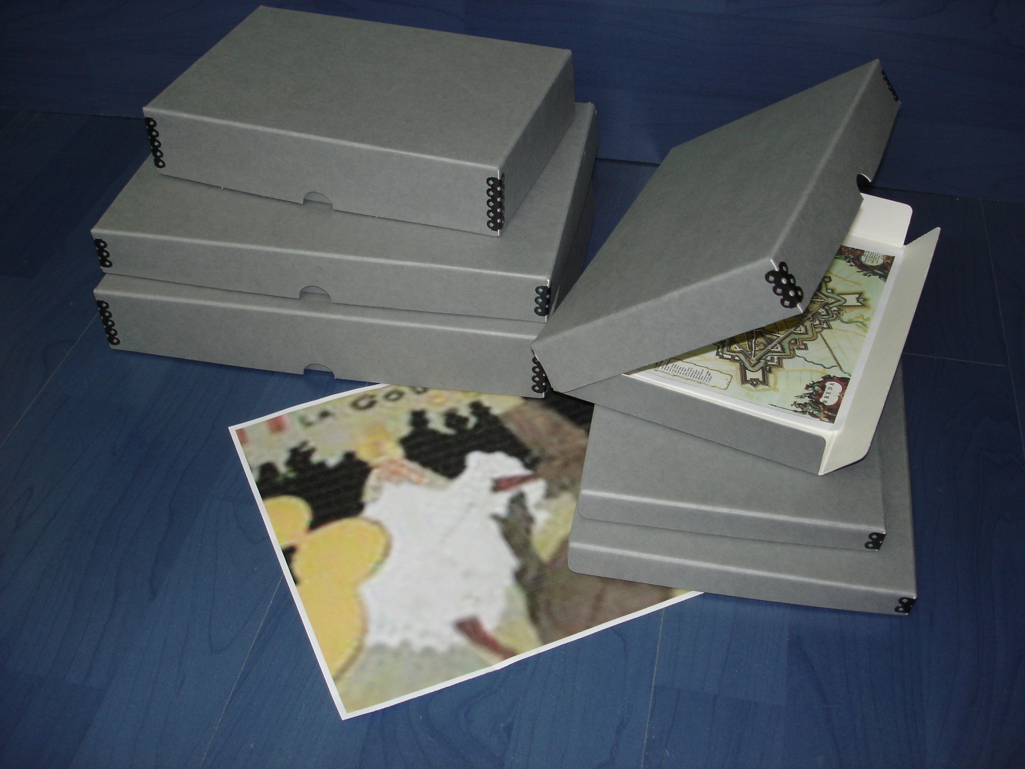 Caixes planes font abatible de cartró conservació DUO